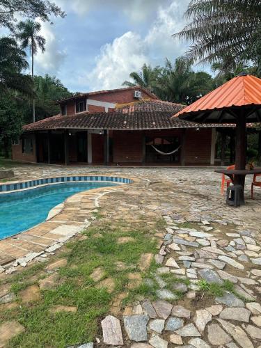 Tropical Country Retreat with AC, Pool, BBQ & Fruit Trees 10 Minutes from Trinidad in 特立尼达