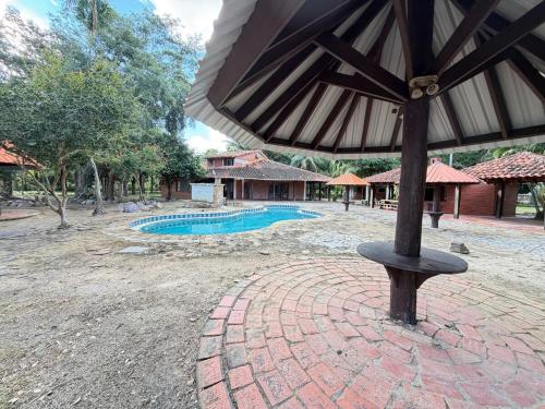 Tropical Country Retreat with AC, Pool, BBQ & Fruit Trees 10 Minutes from Trinidad in 特立尼达