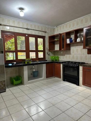 Tropical Country Retreat with AC, Pool, BBQ & Fruit Trees 10 Minutes from Trinidad in 特立尼达