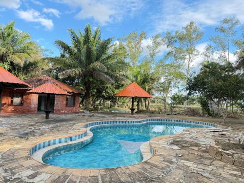 Tropical Country Retreat with AC, Pool, BBQ & Fruit Trees 10 Minutes from Trinidad in 特立尼达