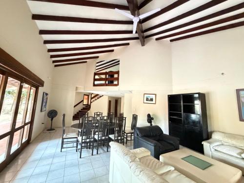餐饮, Tropical Country Retreat with AC, Pool, BBQ & Fruit Trees 10 Minutes from Trinidad in 特立尼达