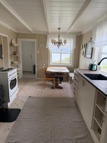 Det gamle huset i Oksfjordhamn in Durmalsskardet