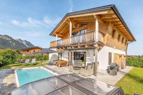 Chalet Alpenzauber mit beheiztem Pool, Inzell in Inzell, Deutschland