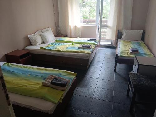 4 twin beds