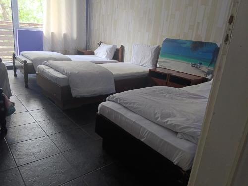 4 twin beds