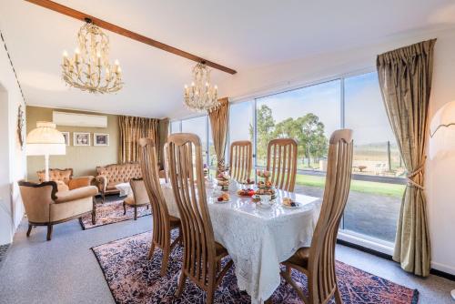 Dei Gratia High Tea House, 11A Loch Goyle Dr, Woodville - a quirky retreat with linen, aircon and Wi-Fi
