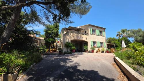 Entire ground floor in beautiful villa