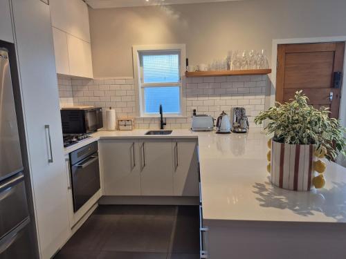 Beachfront Home & Guest House Lyall Bay in ท่าอากาศยานเวลลิงตัน