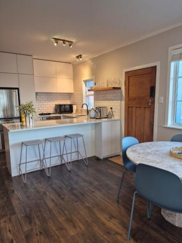 Beachfront Home & Guest House Lyall Bay in ท่าอากาศยานเวลลิงตัน
