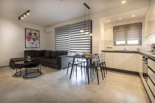 Black & White 2BR Apt steps from Mavili Square, Athènes