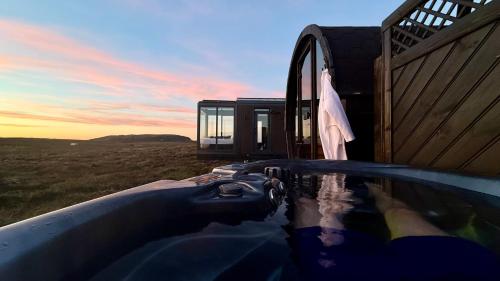 Hot tub, Tiny Glass lodge in Hveragerdi