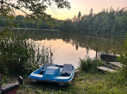 . Countryside studio on a lake