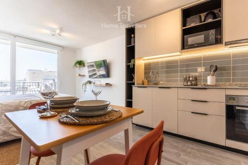 HT Comfortable studio steps from Movistar Arena