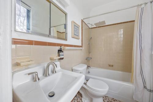 Cozy West Village Studio Hudson River Views - image 5