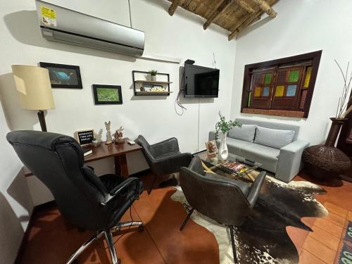 Shared lounge/TV area, Finca Hotel Brasilia in La Virginia