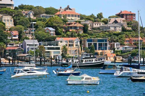 Elegant Art Deco 2BR Apartment in Prime Rose Bay Sydney
