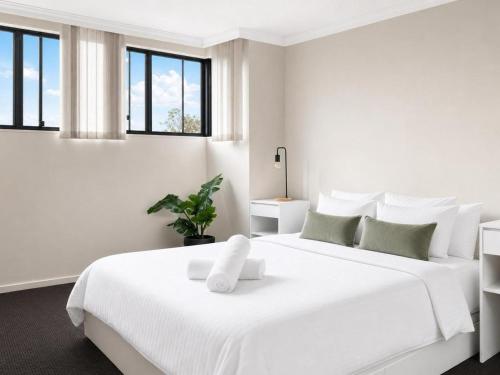 Prime Sydney 3BR - PoolGym 2 Parking with Balcony - image 14