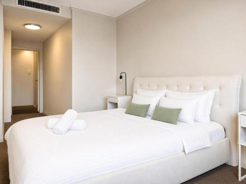 Prime Sydney 3BR - PoolGym 2 Parking with Balcony - image 11