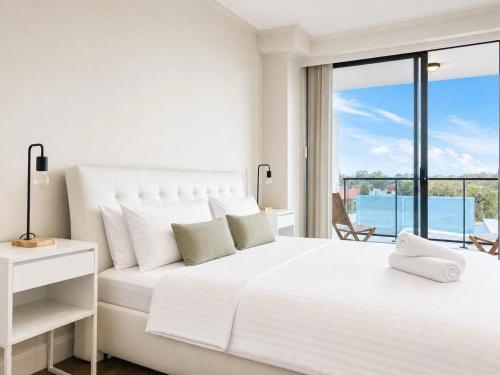 Prime Sydney 3BR - PoolGym 2 Parking with Balcony - image 5