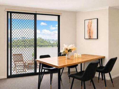 Prime Sydney 3BR - PoolGym 2 Parking with Balcony - image 8