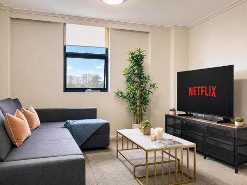 Prime Sydney 3BR - PoolGym 2 Parking with Balcony - image 4