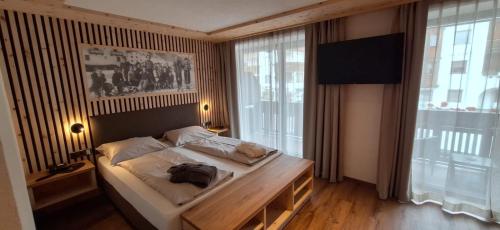 1 queen bed, 1 sofa bed