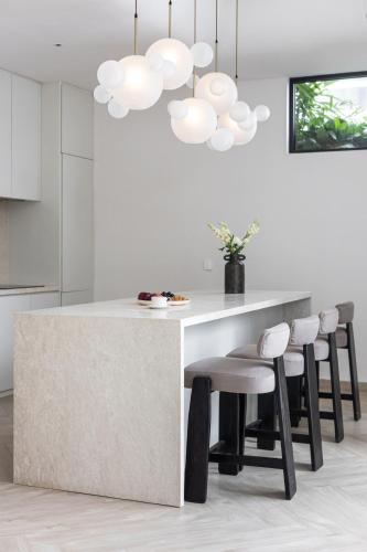 Paradiso Berawa - Stylish 3BR Retreat in Trendy Berawa! - image 3