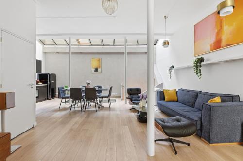 Prestigious 2BR near the Louvre Museum & Tuileries - image 2