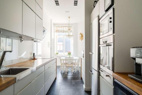 Modern Ostermalm Apartment Balcony 4m Ceilings - image 4