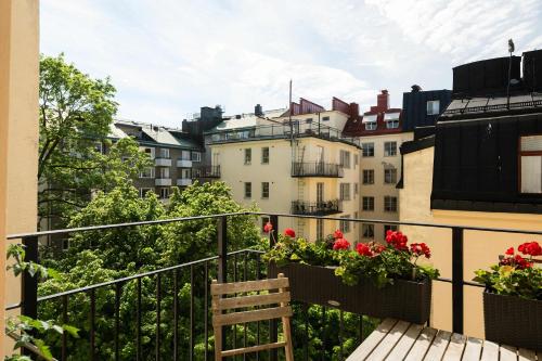 Modern Ostermalm Apartment Balcony 4m Ceilings - image 2