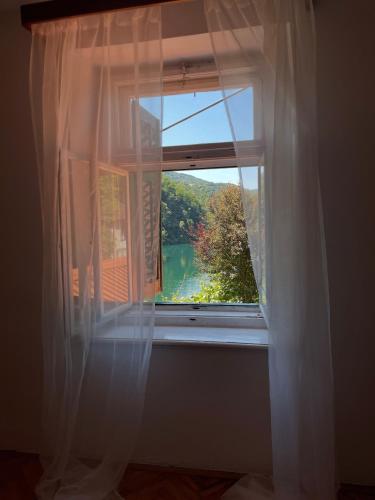 Vaade, Hiša Vuga (Hisa Vuga) in Most na Soci