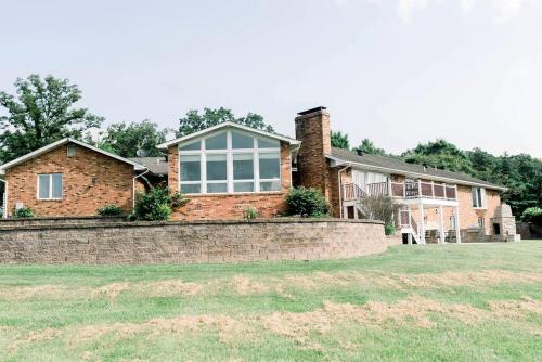 Elegant Glamping Vacation Rental in Missouri - Tranquil Getaway Suitable for 10 People near Owensville