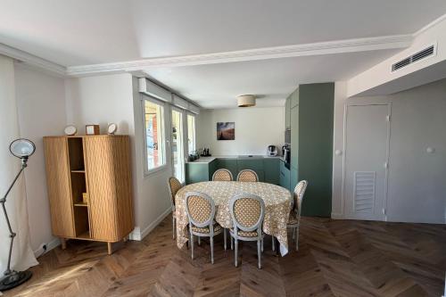 Large 105m Apt with Terrace & Parking - image 3