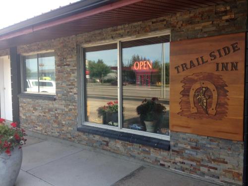 ทางเข้า, Trailside Inn in ลอยด์มินส์เตอร์