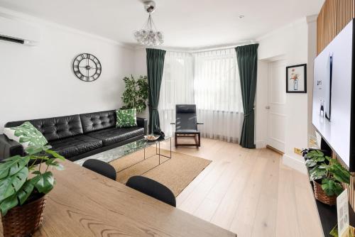 LONDONERS - Emperor's Lounge - image 6