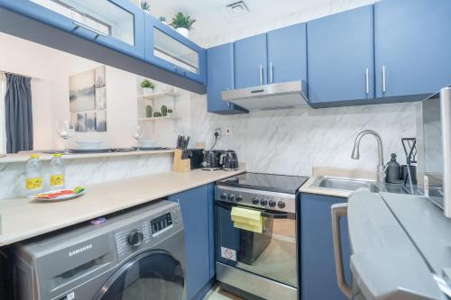 Free housekeeping visits during your stay - StayShort - Prime Marina Location - Cozy Beachside Flat Near JBR - Fits 2 - image 6