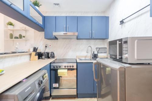 Free housekeeping visits during your stay - StayShort - Prime Marina Location - Cozy Beachside Flat Near JBR - Fits 2 - image 9