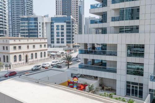 Free housekeeping visits during your stay - StayShort - Prime Marina Location - Cozy Beachside Flat Near JBR - Fits 2 - image 4