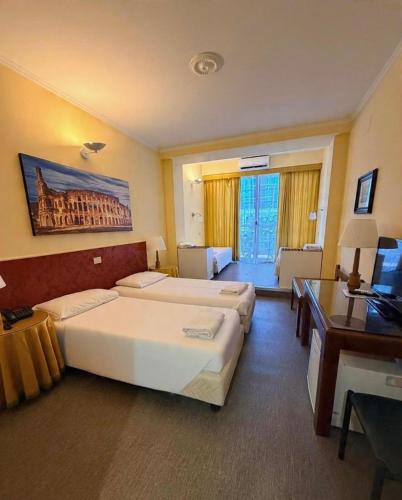 1 queen bed, 2 twin beds