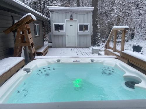 Whirlpool, Romantic Golden Spa Suite in Lambton Shores (ON)