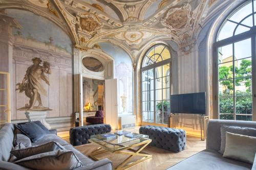 Historic Frescoes Apartment