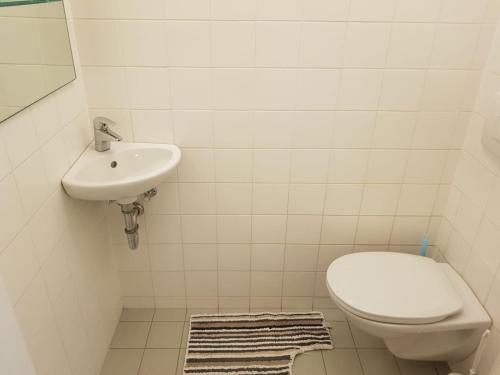 Apartment Sleeps 6 with Garden & Balcony - image 7