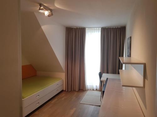 Apartment Sleeps 6 with Garden & Balcony - image 12