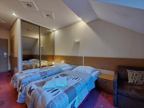 2 twin beds, 1 sofa bed