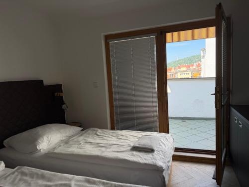 3 bedrooms, 10 beds