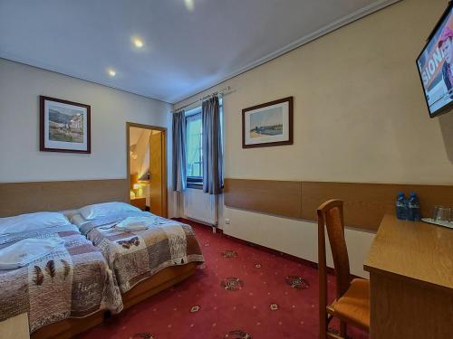 4 twin beds