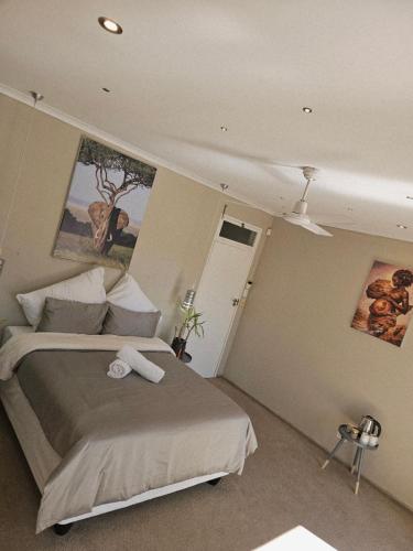 Living in the moment - Deluxe Ensuite Bedroom - image 5