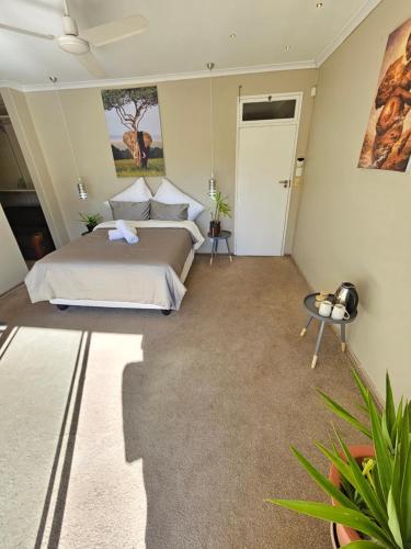Living in the moment - Deluxe Ensuite Bedroom - image 2