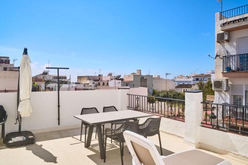 Casa Chica - Large Townhouse in Nerja Centro with Private Rooftop - image 5