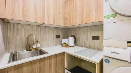 Cozy London Micro Suite W En-suite Perfect for Family Getaway - image 7